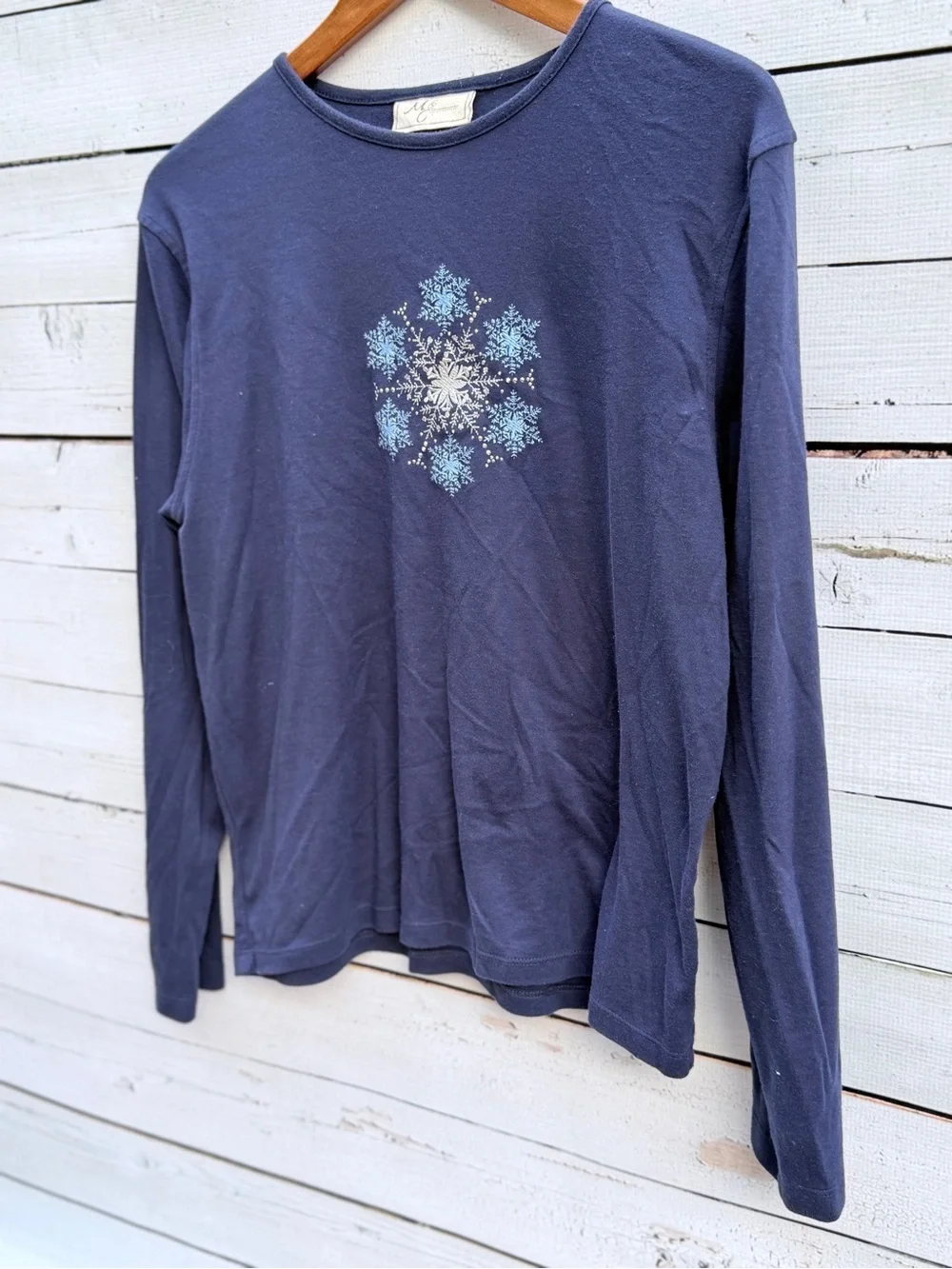 Women's Navy Long-Sleeve Snowflake Graphic Tee - Cozy Winter Top
